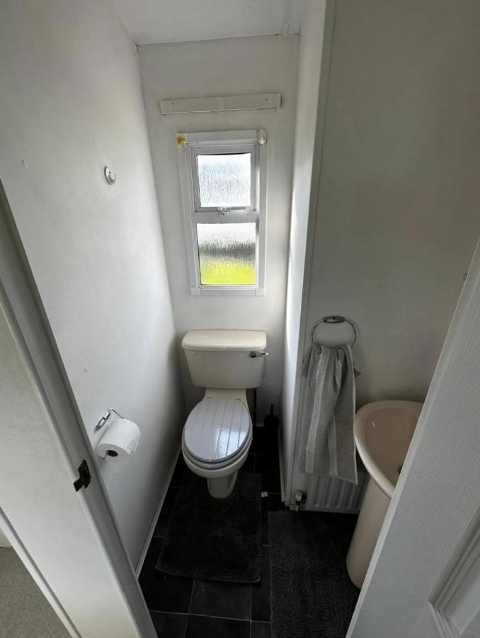 2 Bedroom Caravan With Sea Views Eastchurch Exterior foto