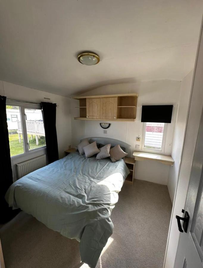 2 Bedroom Caravan With Sea Views Eastchurch Exterior foto